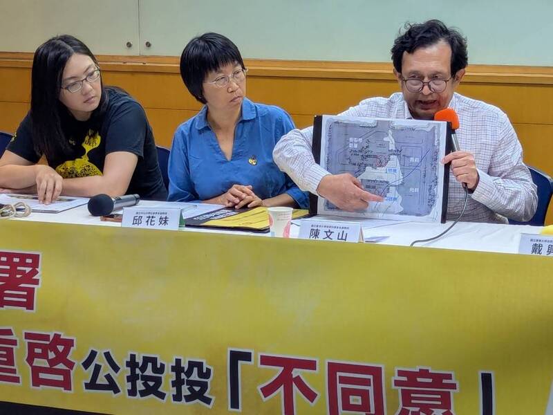 來自全國超過100個學校系所逾500名學者參與連署，19日舉辦記者會重申核三廠不該重啟。台大地質
科學系名譽教授陳文山（右）指出，核燃料棒若發生外洩時燃料棒無法自地下取出；台灣的地殼每天都在壓縮，燃料棒一定會卡在裡面、變形外洩。
