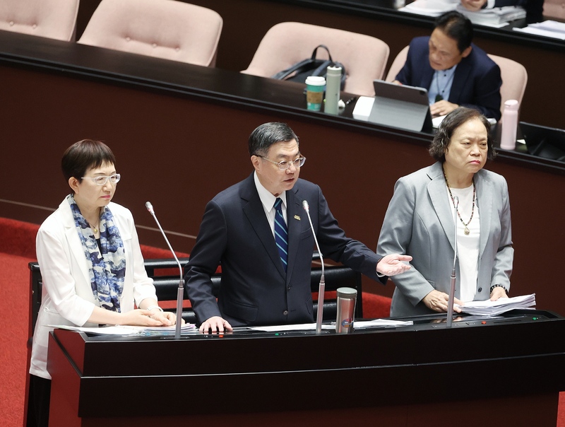 立法院會19日邀請行政院長卓榮泰（前中）提出「全額撥付114年度對地方政府之一般性補助款及原住民族地區基本設施維持費等相關事宜」專案報告並備質詢。圖為卓榮泰與行政院主計總處主計長陳淑姿（前右）、財政部長莊翠雲（前左）列席備詢。
