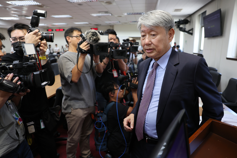 經濟部長郭智輝(前右)。
