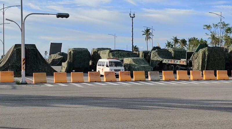 軍方20日上午在台東市區進行大規模軍演，包括天弓飛彈的發射車、雷達車等各式軍用車輛進駐，同時架設指揮中心，管制民眾進入。
