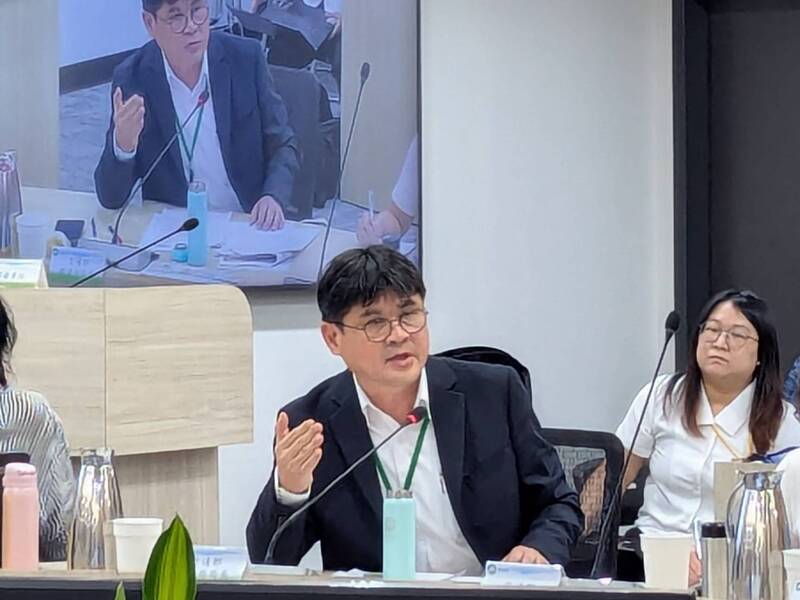 環境部20日召開環境部環境影響評估審查委員會第37次會議，審查「高鐵延伸宜蘭計畫環境影響評估報告書初稿」。鐵道局長楊正君(前)表示，未來將是台鐵、高鐵可互補、成長，「沒有要讓台鐵落寞」。