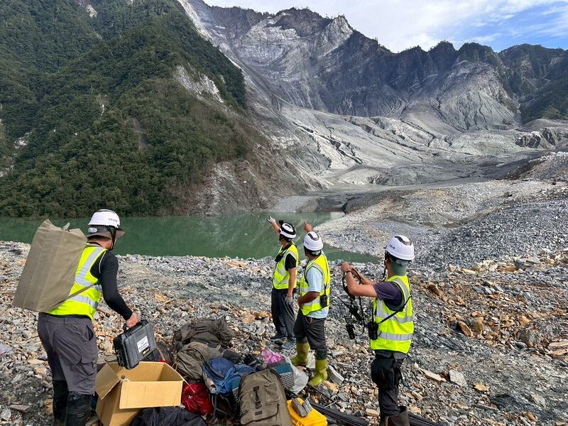 林業及自然保育署花蓮分署20日表示，為提升馬太鞍
溪堰塞湖監測能力，在內政部空中勤務總隊協助下，
相關工作人員已成功將水位計裝設於堰塞湖壩頂，將
提供相關單位及花蓮縣政府更精確警戒資訊，作為下
游居民疏散避難重要依據。（林業及自然保育署花蓮分署提供）
