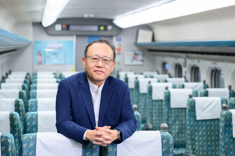 為解決自由座人潮爆滿問題，台灣高鐵董事長史哲
（圖）受訪表示，規畫民國115年將推出極尖峰時段
指定車次自由座，在尖峰時段欲買自由座的旅客必須
要指定車次才能購買。
（台灣高鐵提供）
