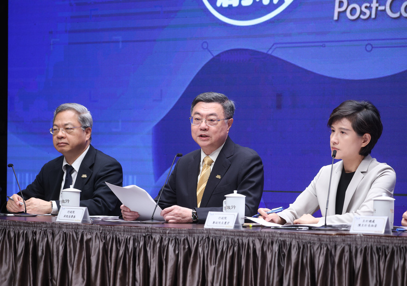 PD
卓榮泰、鄭麗君、龔明鑫出席行政院會後記者會
行政院會21日通過115年度中央政府總預算案，行政
院長卓榮泰（中）、副院長鄭麗君（右）、祕書長龔
明鑫（左）等人出席院會後記者會說明。
中央社記者謝佳璋攝  114年8月21日

