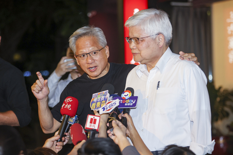 黃仁勳（右2）快閃訪台，晚間與魏哲家 (左) 餐敘受訪。(圖 : 中央社)