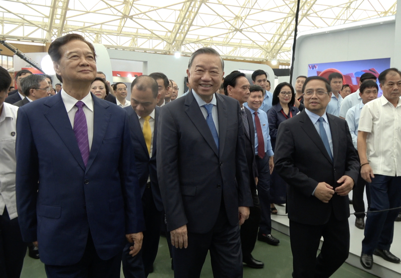 越共總書記蘇林（中）去年7月上任，矢言推動「越南崛起新時代」，並靠著過去10年的打貪行動奠立的影響力與威望，在短時間內推動制度性改革。圖為蘇林、總理范明正（右）20日參觀新落成的越南國家展覽會議中心。

