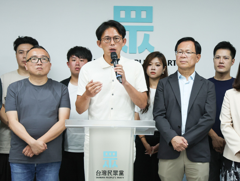 核三重啟公投與第2波立委罷免案23日投開票，台灣民眾黨主席黃國昌（前中）晚間於開票結果底定後，
率黨務主管舉辦記者會，公開發表談話。