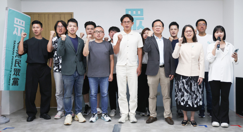 核三延役公投落幕，雖未過關但同意票遠超過不同意票近3倍。民眾黨主席黃國昌（前右4）23日晚間率黨公職出面發表談話認已為台灣能源轉型開啟歷史性起點。(中央社)
