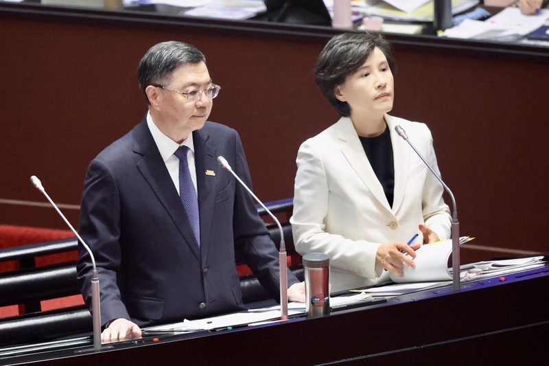 立法院會25日邀行政院長卓榮泰（左）率同相關部會首長列席，提出「台美關稅談判之進程、方針、原則及台灣產業可能遭受之衝擊影響評估」專案報告，並備質詢。右為行政院副院長鄭麗君。
