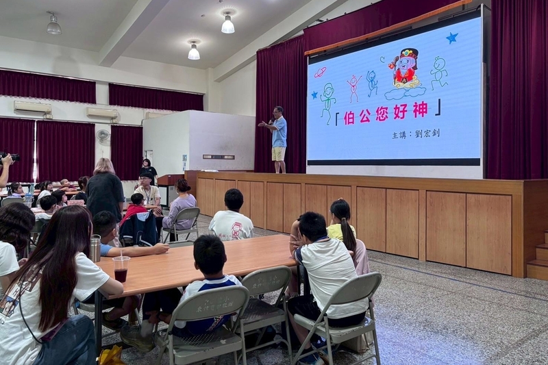 DD
夏令營，帶領學童認識客家文化故事。
(弘光科大提供）
中央社記者趙麗妍傳真　114年8月25日