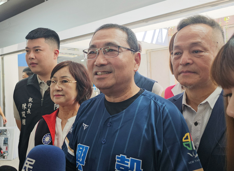 新北市長侯友宜（前中）25日就是否參選黨主席的問題表示，「我個人從頭到尾都沒有考慮」，以團結為
最重要，他會支持承擔黨主席的人。