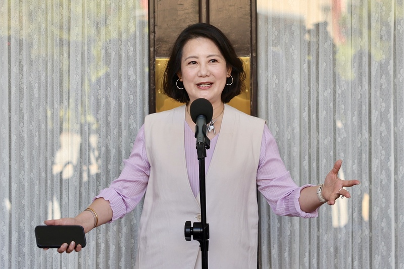 民進黨立法院黨團幹事長吳思瑤24日宣布不續任黨團幹事長，她25日在立法院受訪表示，如果把每個會期理所當然要進行的人事作業，貼上逼宮還是逼誰，這實在太沒有必要。
