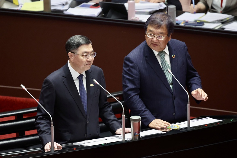 媒體報導，屢遭點名下台的衛福部長邱泰源（右）一直在做「職位保衛戰」，儘管行政院長卓榮泰（左）
示意要他撰寫請辭聲明，但他當面拒絕；兩人25日在立法院答詢時，同時否認有此事。
