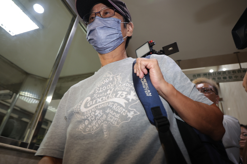 台北地檢署偵辦台師大女足抽血案，昨天(25日)發動搜索，並以被告身分約談前教練周台英到案，檢察官複訊後，26日凌晨依刑法詐欺、侵占等罪諭令周台英以新台幣70萬元交保，限制出境、出海。(圖:中央社)