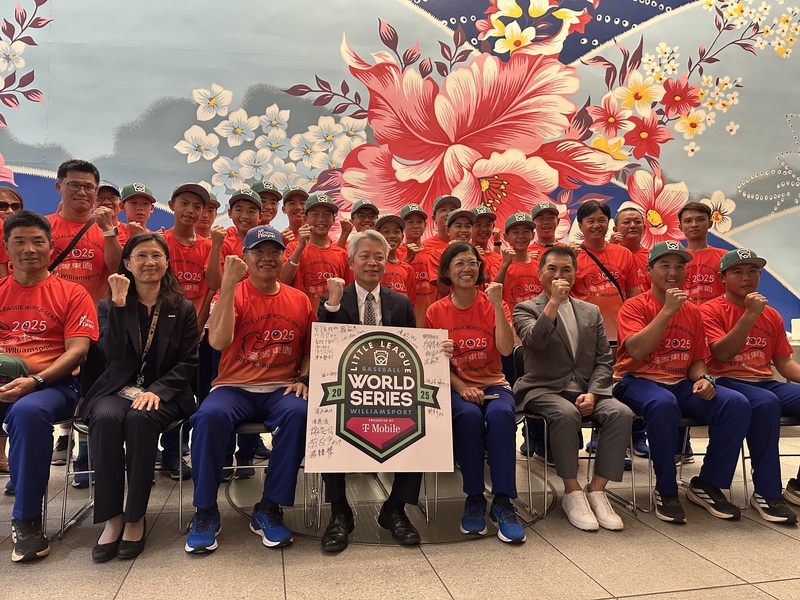 為台灣贏得威廉波特世界少棒錦標賽冠軍的東園國小小將和教練團隊成員，25日到訪駐紐約辦事處。資料照。(圖:中央社)