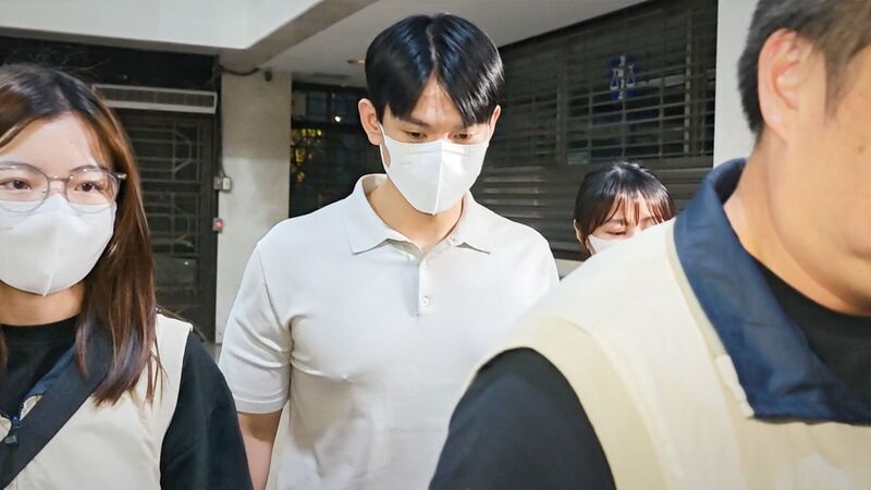前經濟部綠能科技產業推動中心副執行長鄭亦麟
（中）被控涉收受建商及綠能業者賄賂，台北地檢署
發動搜索，並約談鄭男等人到案，26日依貪污治罪條
例等罪聲請羈押禁見鄭男。(圖 : 中央社)
