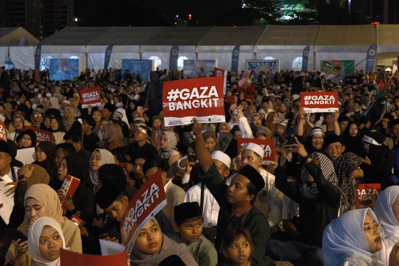 馬來西亞22至24日舉辦「大馬人民為加薩祈禱集會」及週邊嘉年華活動，參與民眾高舉「加薩振作」的字卡，共同聲援巴勒斯坦人民。
