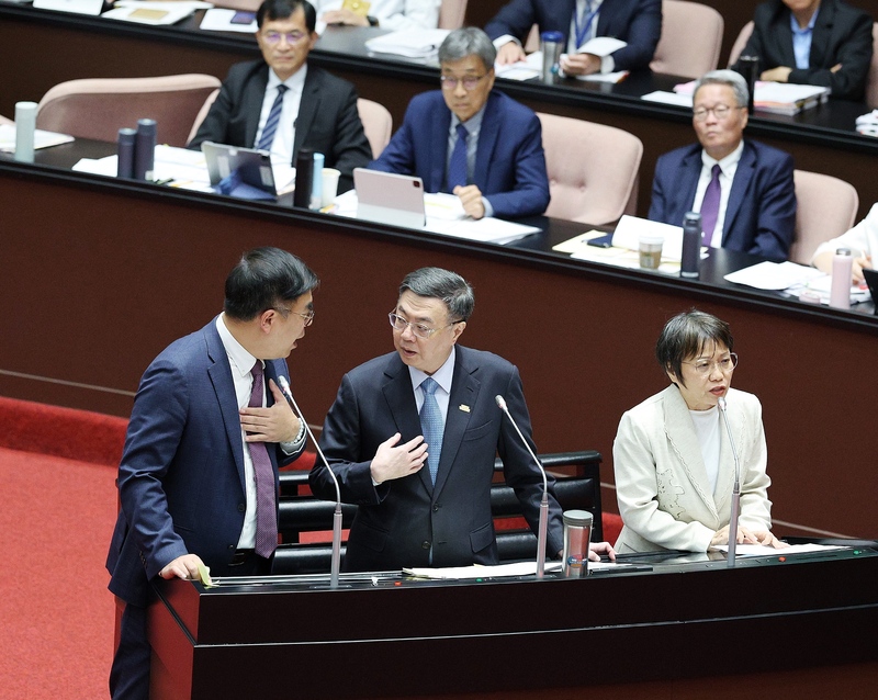 立法院會26日下午邀請行政院長卓榮泰（前中）及相關部會首長列席，報告「丹娜絲颱風及728豪雨災後復原重建特別預算案」編製經過並備質詢。內政部長劉世芳（前右）針對立委關切石綿瓦環境災害處理編列預算回應。圖前左為環境部長彭啓明。

