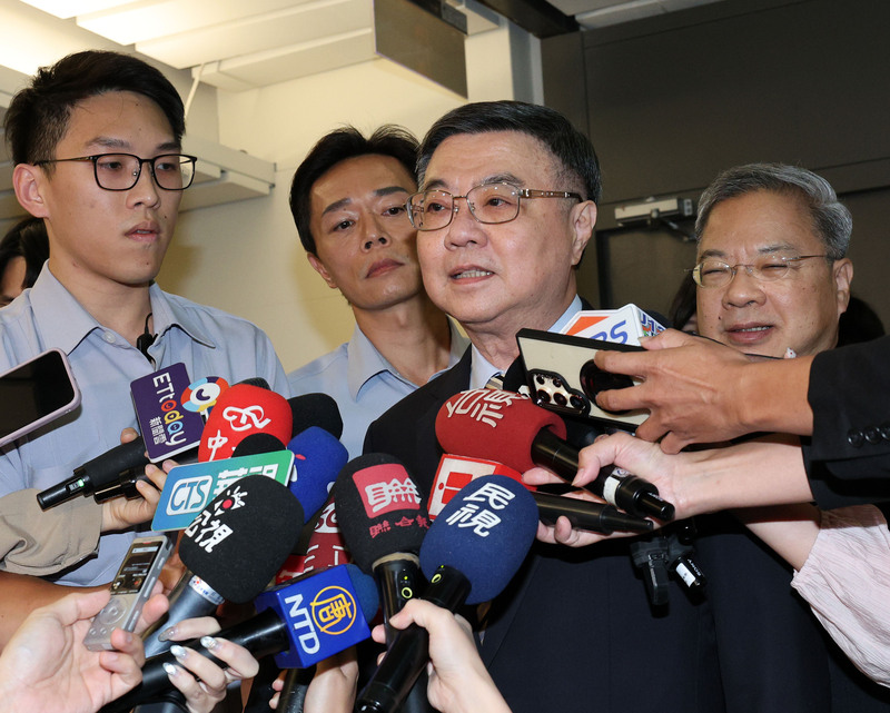 行政院27日正式公布新內閣閣員名單，共計16位閣員，橫跨行政院、衛福部、經濟部等各部會機關，將組成「AI行動內閣2.0」。行政院長卓榮泰(中)強調內閣不計個人名利，只求國家發展，也盼新內閣團隊能快速整合，帶來新氣象。資料照。 (圖:中央社)