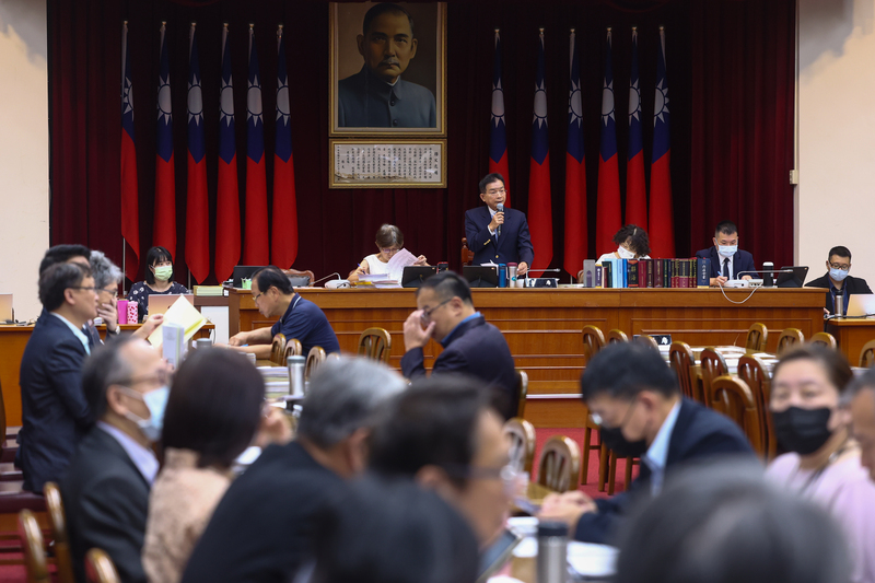 台灣民主基金會發布民調指出，多數民眾支持「朝小野大」的分立政治，認為行政、立法權應相互制衡，而非「完全執政」。圖為立法院28日聯席審查114年度中央政府總預算追加預算案。