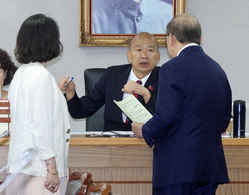 立法院長韓國瑜（中）28日在立法院召集黨團協商，研商災後復原重建特別預算案、114年度中央政府總預算追加預算案，民進黨立法院黨團總召柯建銘（右）出席，與韓國瑜交談後回座。