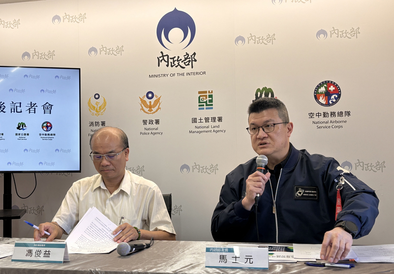 內政部28日舉行部務會報會後記者會，包括政務次長馬士元（右起）、消防署副署長馮俊益出席。