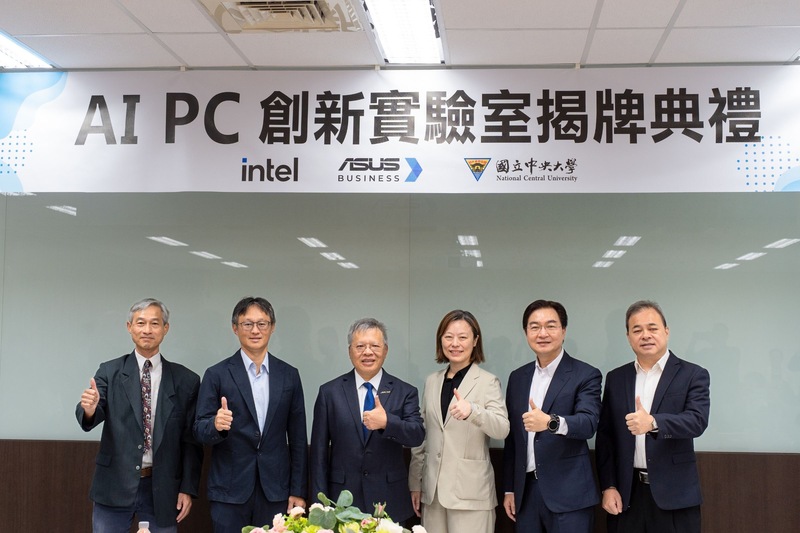 中央大學AI PC創新實驗室28日揭牌，包含中央大學資訊電機學院長蘇木春（左起）、群聯電子執行長潘健成、中央大學校長蕭述三、英特爾台灣區總經理莊蓓瑜、華碩聯合科技董事長林福能、中大資工系主任孫敏德皆出席見證並合影。（校方提供）