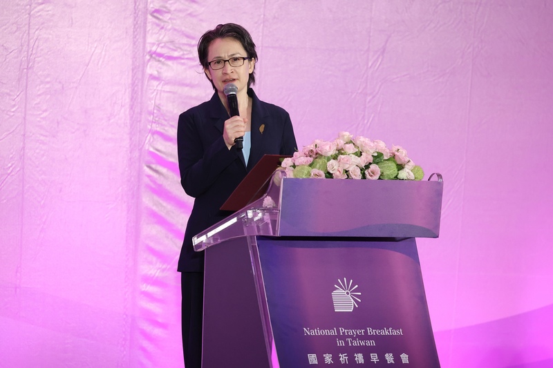 副總統蕭美琴29日出席「2025年國家祈禱早餐會」，她表示，台灣過去一年面對國際局勢劇烈的變化，仍在民主自由的制度下不斷省思與成長，也看見台灣的生命力，她期盼大家擁抱差異、彼此連結，展現民主最珍貴的價值。(圖:中央社)