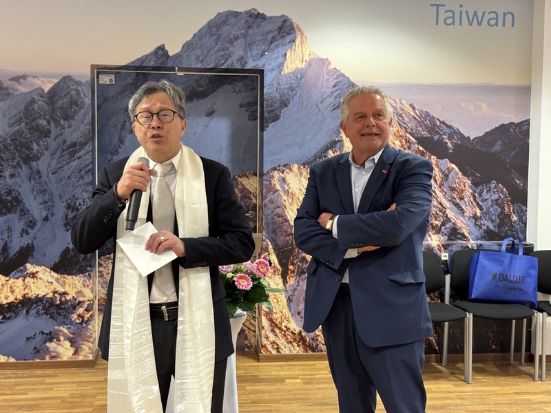 德國資深國會議員威爾許（右），現任國會友台小組主席，曾與謝志偉合作推動總部設在布魯塞爾的「福爾摩沙俱樂部」（Formosa Club）成立，串聯歐洲各國國會議員支持台灣。