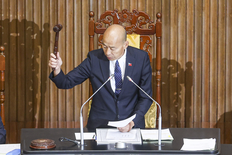 立法院29日院會三讀通過「貨物稅條例第12條之5條文修正草案」以及「因應國際情勢強化經濟社會及民生國安韌性特別條例第6條及第9條條文修正草案」等案，立法院長韓國瑜（圖）敲槌宣布通過。
