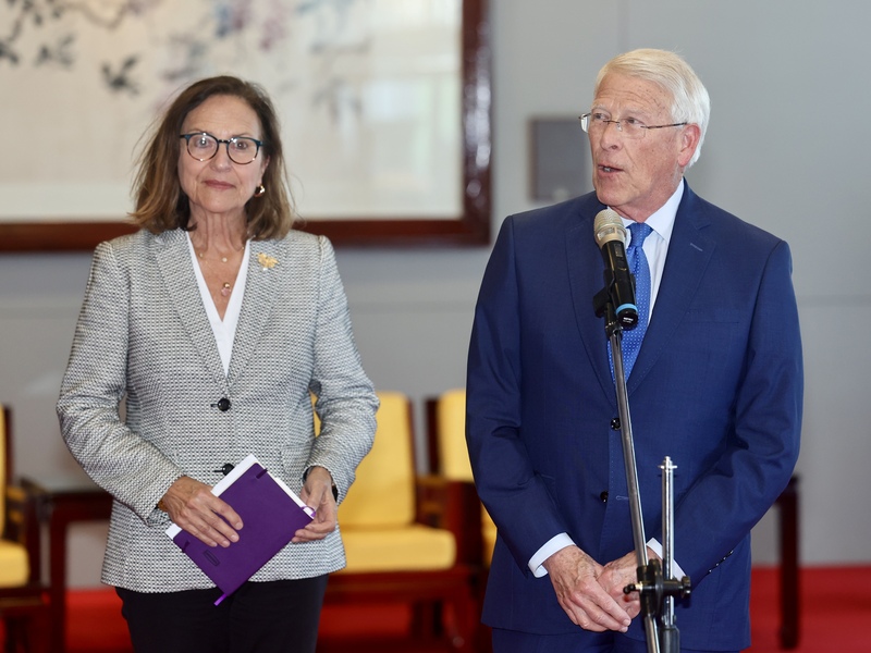 美國參議院軍事委員會主席韋克爾（Roger Wicker）（右）及共和黨參議員費雪（Deb Fischer）（左）來台訪問。