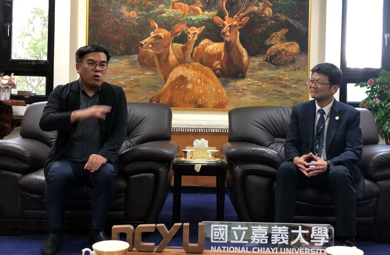 嘉義地區至今仍有風災受損光電板尚未清除完畢，環境部長彭啓明（左）29日表示，嘉義環保局已同意業者展延清運至9月5日，但屆時如未清除，將再開罰業者新台幣600萬元，後續由政府接手清運，將對業者全面代位求償。 (圖：中央社)