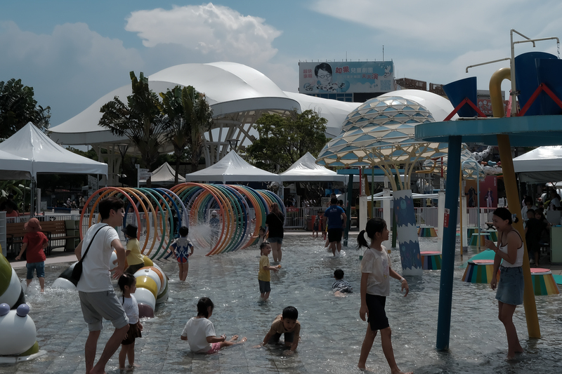 圖為台北兒童新樂園，孩童於戲水遊樂區玩耍。資料照。