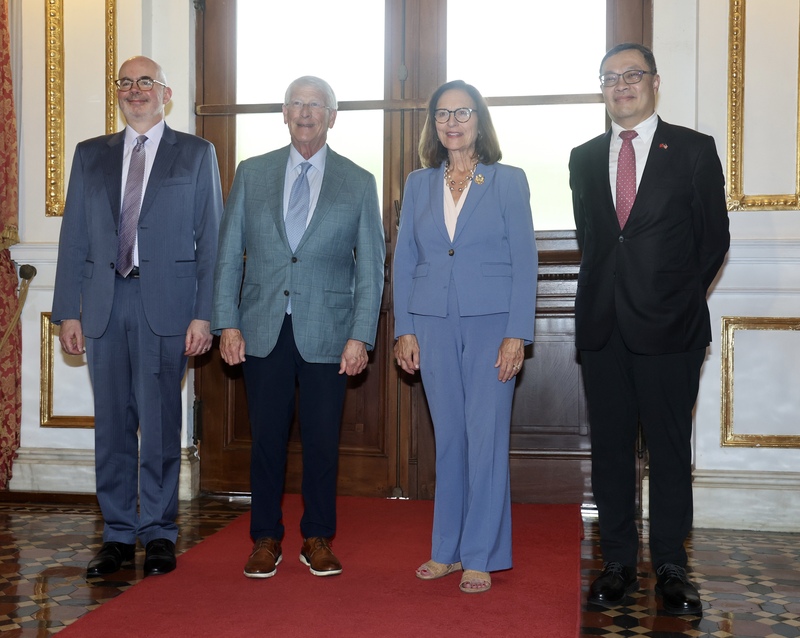 外交部30日下午在台北賓館舉行美國聯邦參議院軍事委員會訪團媒體見面會，外交部政務次長陳明祺（右）、美國在台協會（AIT）處長谷立言（左）陪同美參院軍委會主席韋克爾（Roger Wicker）（左
2）、參議員費雪（Deb Fischer）（右2）出席。