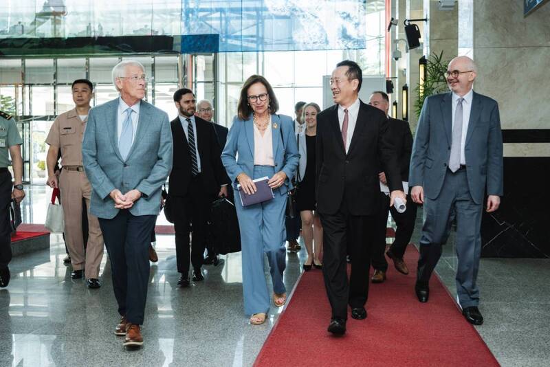 國防部長顧立雄（右2）30日在國防部接待美國聯邦參議院軍事委員會主席韋克爾（左1）、參議員費雪
（左2）、美國在台協會處長谷立言（右1）。