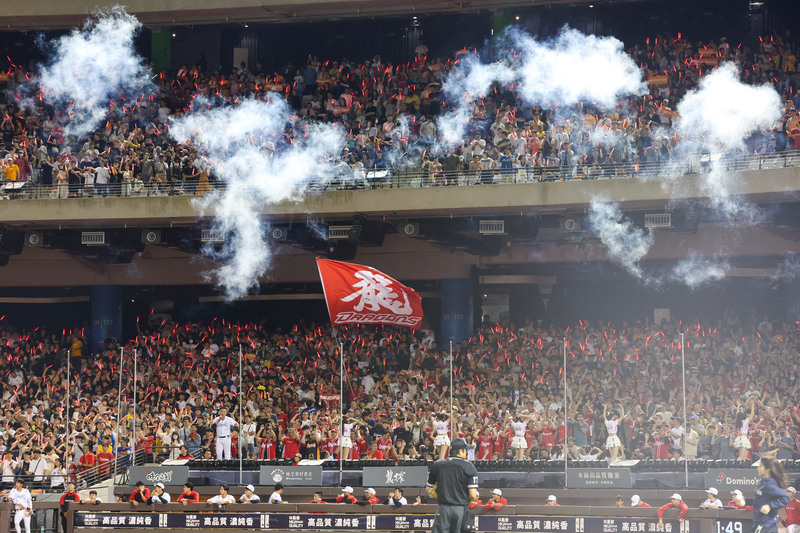 中華職棒味全龍隊29日起以台北大巨蛋為主場，安排與中信兄弟3連戰，31日吸引滿場4萬人入場觀賽。