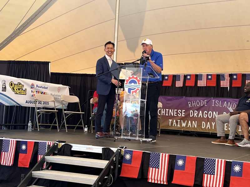 美國羅德島州州長麥基（Dan McKee，右）與駐波士頓辦事處長廖朝宏，共同出席當地龍舟賽暨台灣日活
動。（駐波士頓辦事處提供）