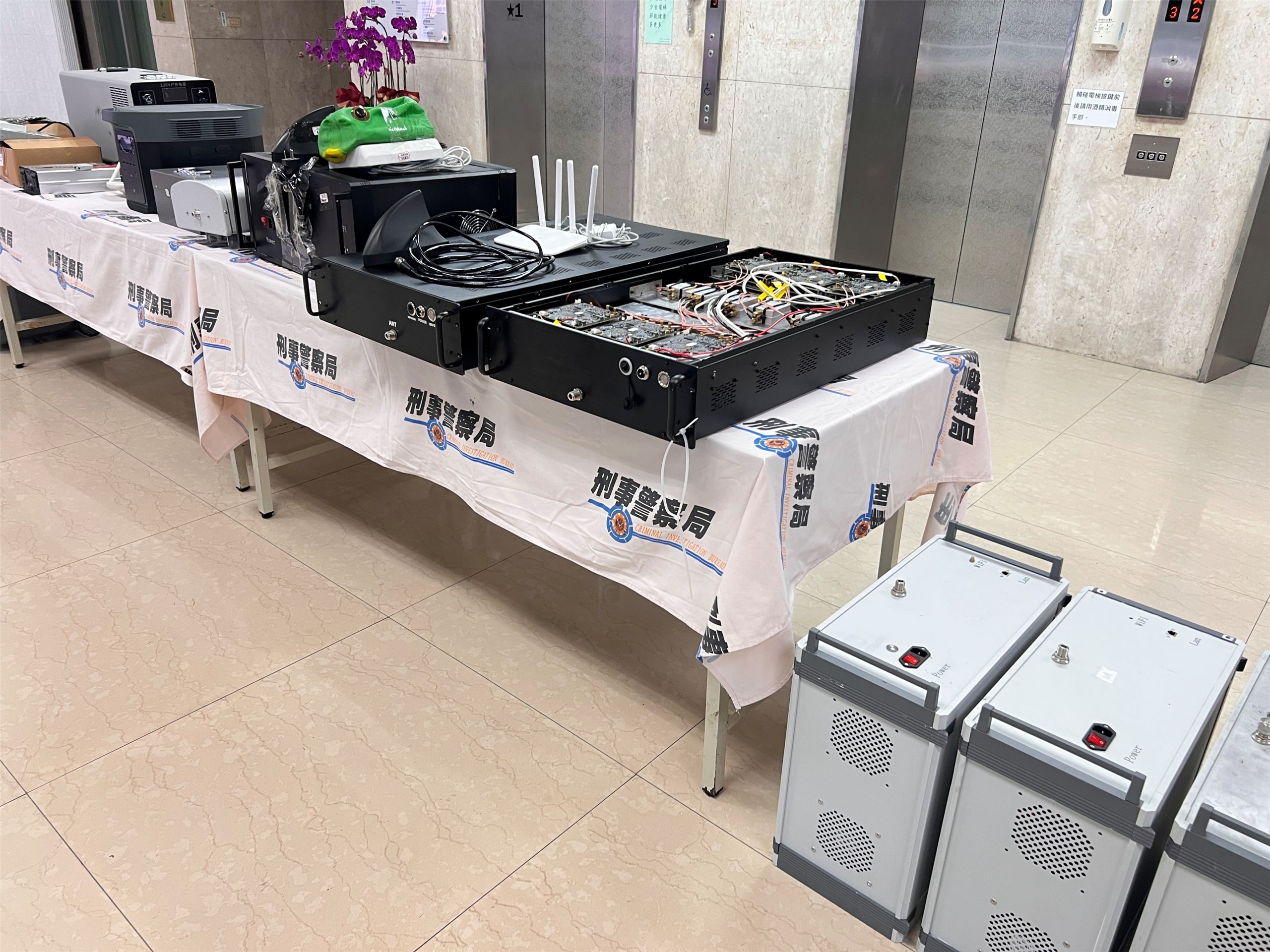 警政署刑事局18日宣布查獲兩名嫌犯，利用中製偽基地台散布普發現金釣魚簡訊。(刑事局提供)