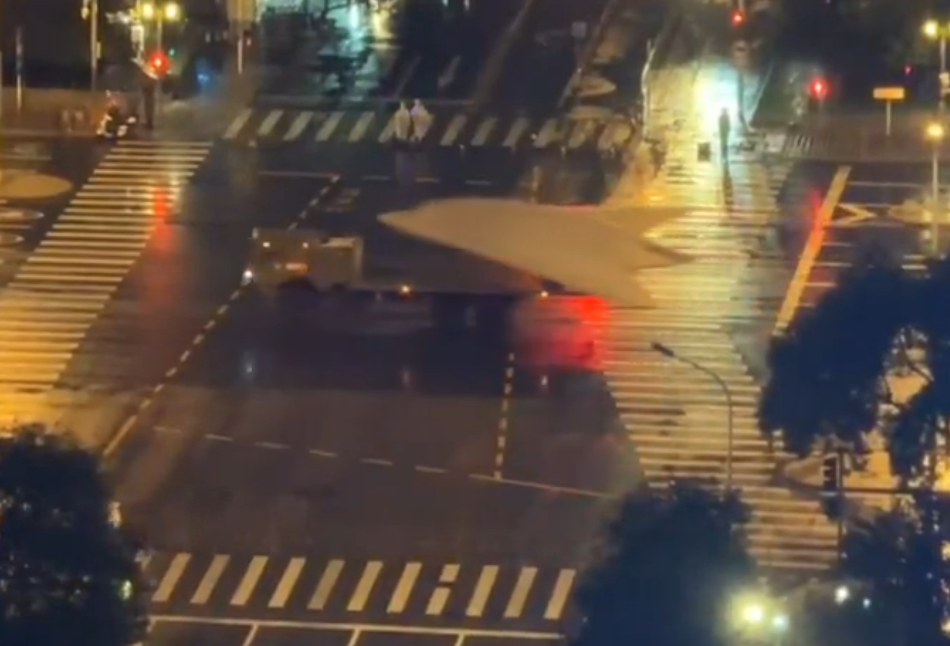 中國日前舉行九三閱兵彩排，北京街頭陸續出現覆蓋大帆布的新型武器。(X平台/@guyanmuchan001)