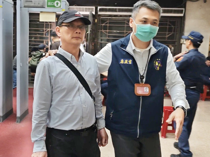 台灣電力公司第二核能發電廠曾姓廠長（左）涉收受業者賄賂逾上百萬元，今年4月遭羈押禁見。(檔案照)