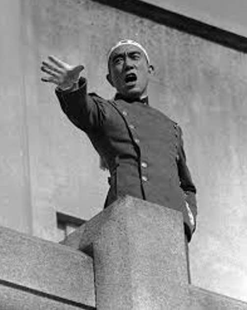 1970年11月25日 三島由紀夫在自衛隊駐屯地呼籲“決起”。圖片出自網絡。(作者提供)