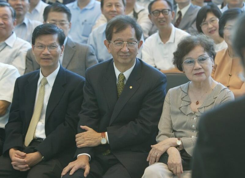 前中研院長李遠哲(中)與夫人吳錦麗(前右1)2006年合影。(檔案照片)