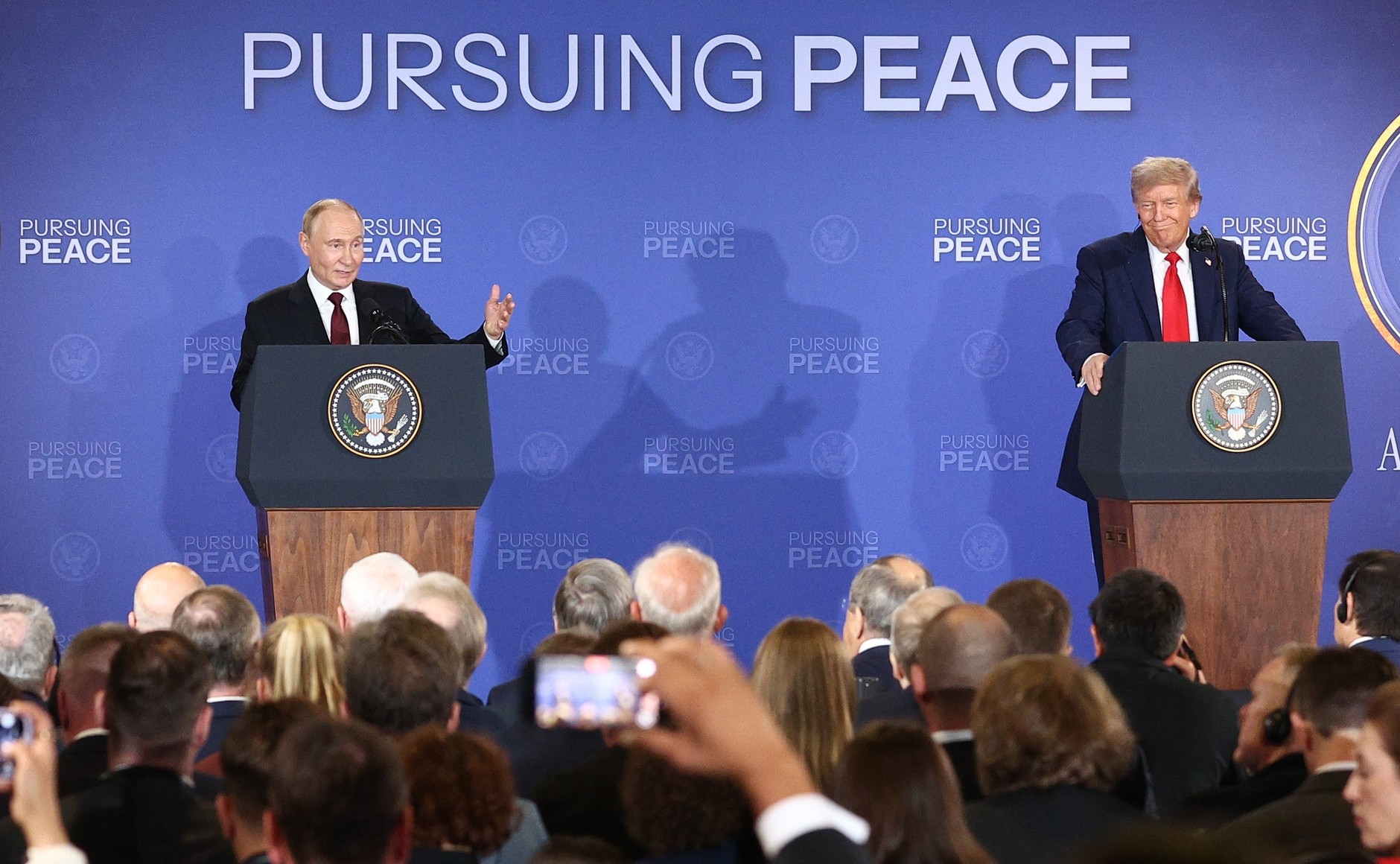 俄羅斯總統蒲亭和美國總統川普15日在阿拉斯加會談後舉行聯合記者會。 (圖:克宮)