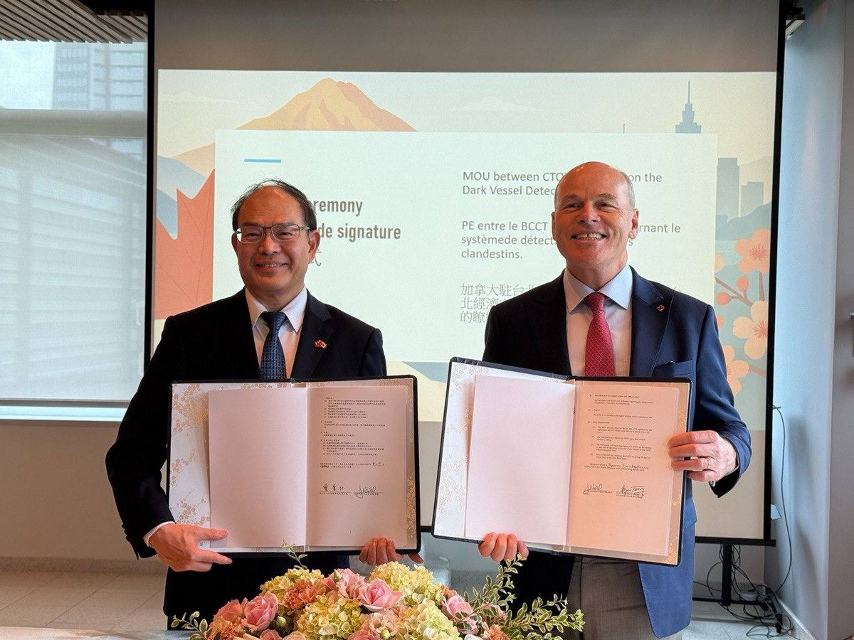 台加簽署「暗船偵知系統瞭解備忘錄」，由駐加代表曾厚仁(左)、加國駐台代表倪傑民(Jim Nickel，右)共同簽署 (外交部提供)