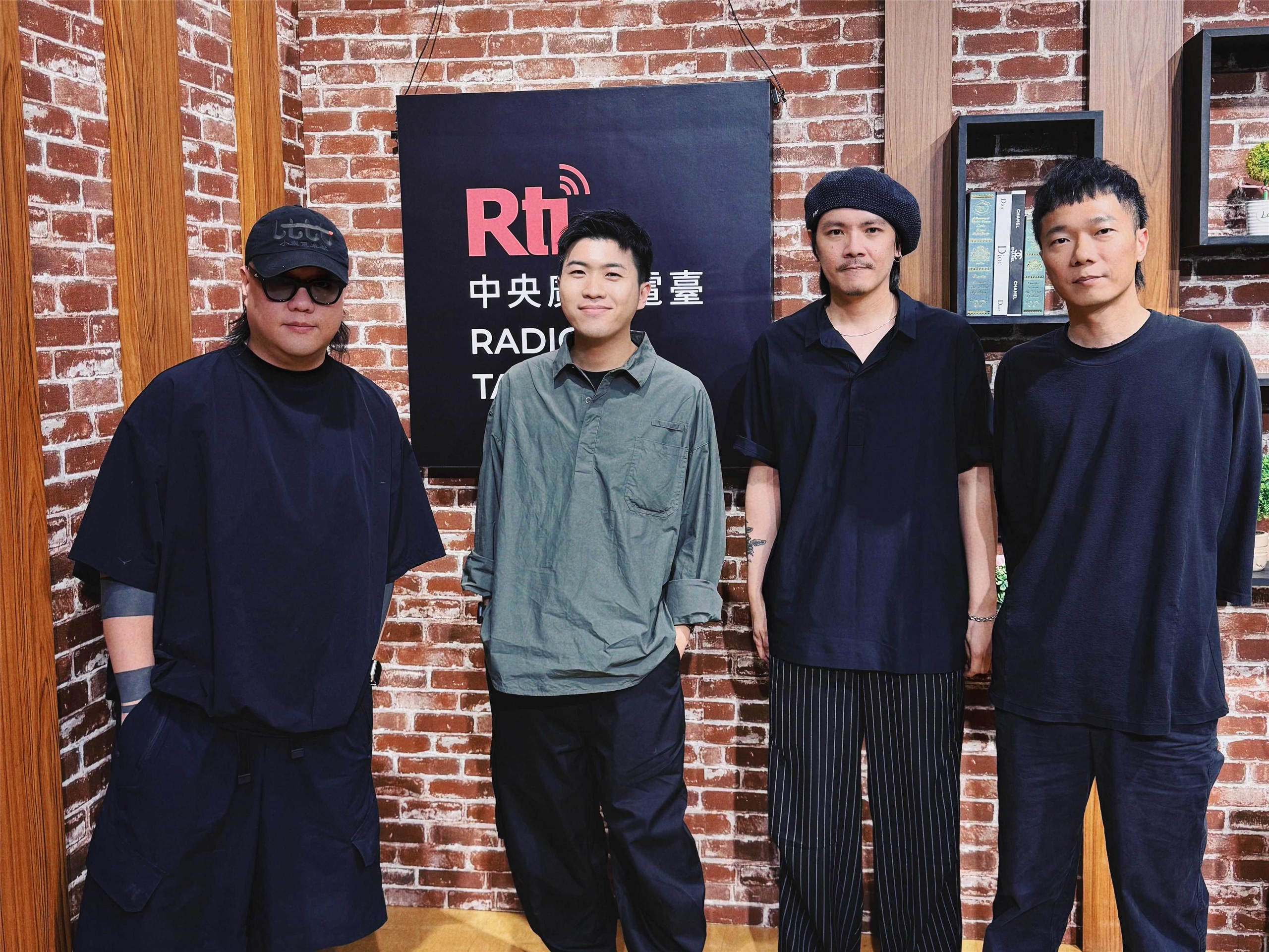 樂團聲子蟲與主持人內克（左二）