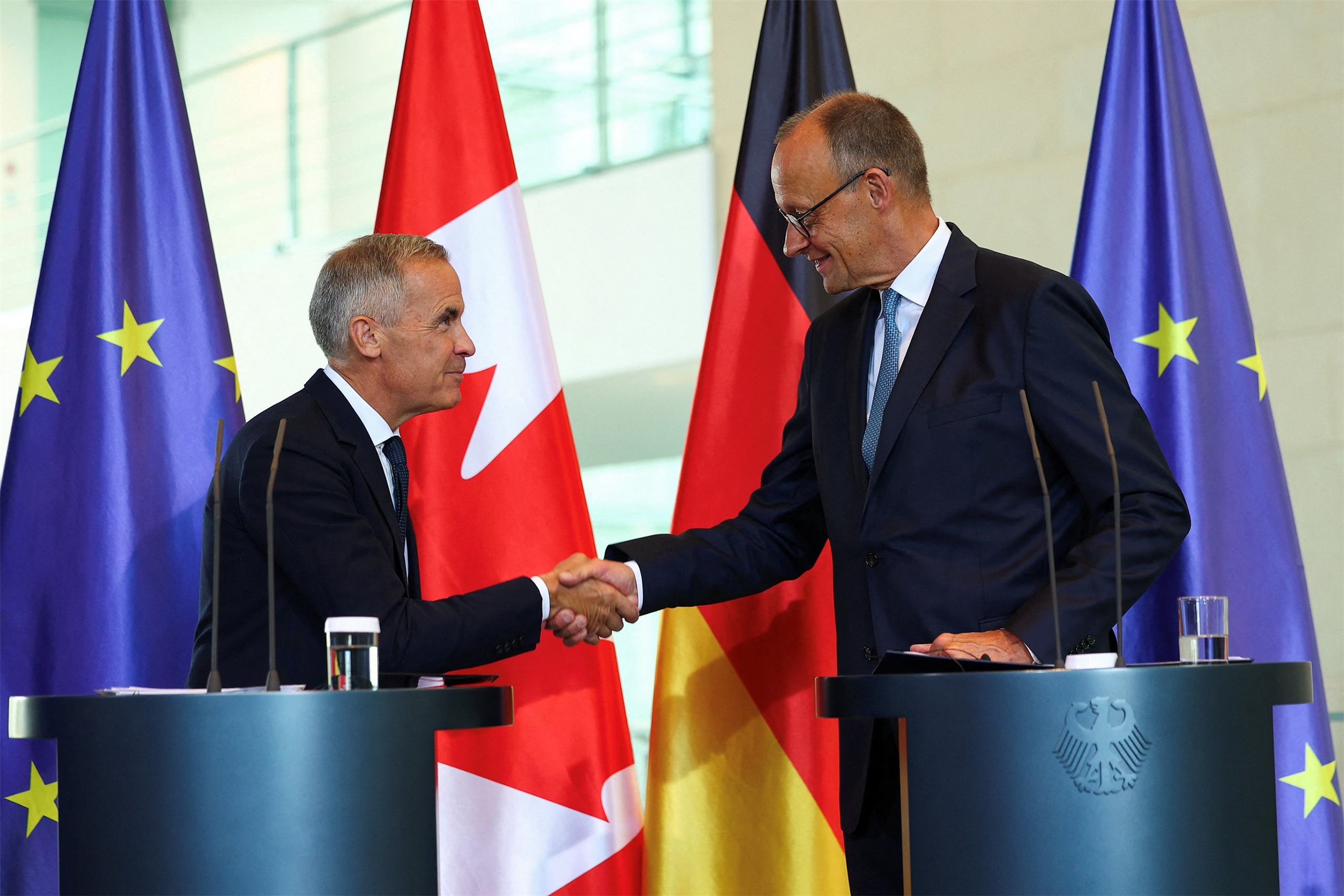 德國總理梅爾茨(Friedrich Merz，右)在柏林與加拿大總理卡尼(Mark Carney，左)舉行的共同記者會上表示，加拿大和德國部長將簽署一項關於在原材料領域強化合作的協議。 (路透社/達志影像)