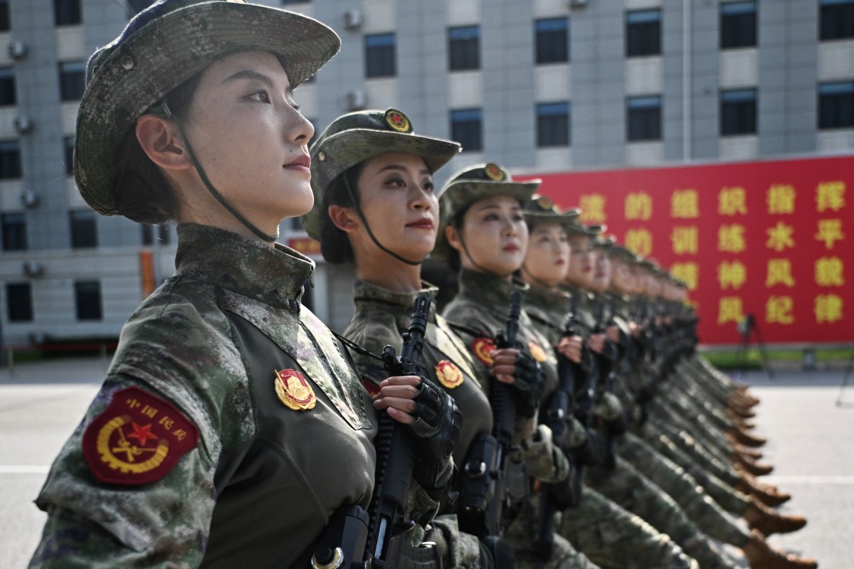 今年是抗戰勝利80週年，中共將於9月3日在北京天安門前舉行閱兵，官方受邀名單公布後，恰好反映北京的外交困境。圖為20日的彩排過程。 (AFP)