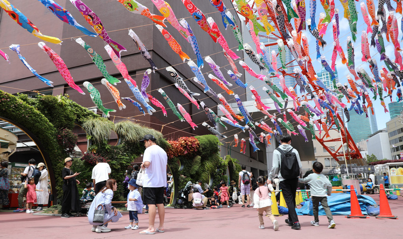 日本人口持續縮減，2024年減少逾90萬人創紀錄。圖為東京鐵塔掛鯉魚旗迎接兒童節，許多家長帶小孩前來。