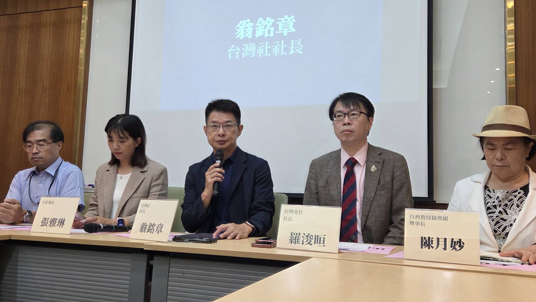 針對中國汽車品牌「比亞迪」傳出有意透過「第三地」進軍台灣，多個台派團體今天(11日)呼籲政府建立產地實質審查制度，並啟動跨部會資安與國安風險評估，防堵假外資、真中資滲透台灣 。（劉玉秋攝）