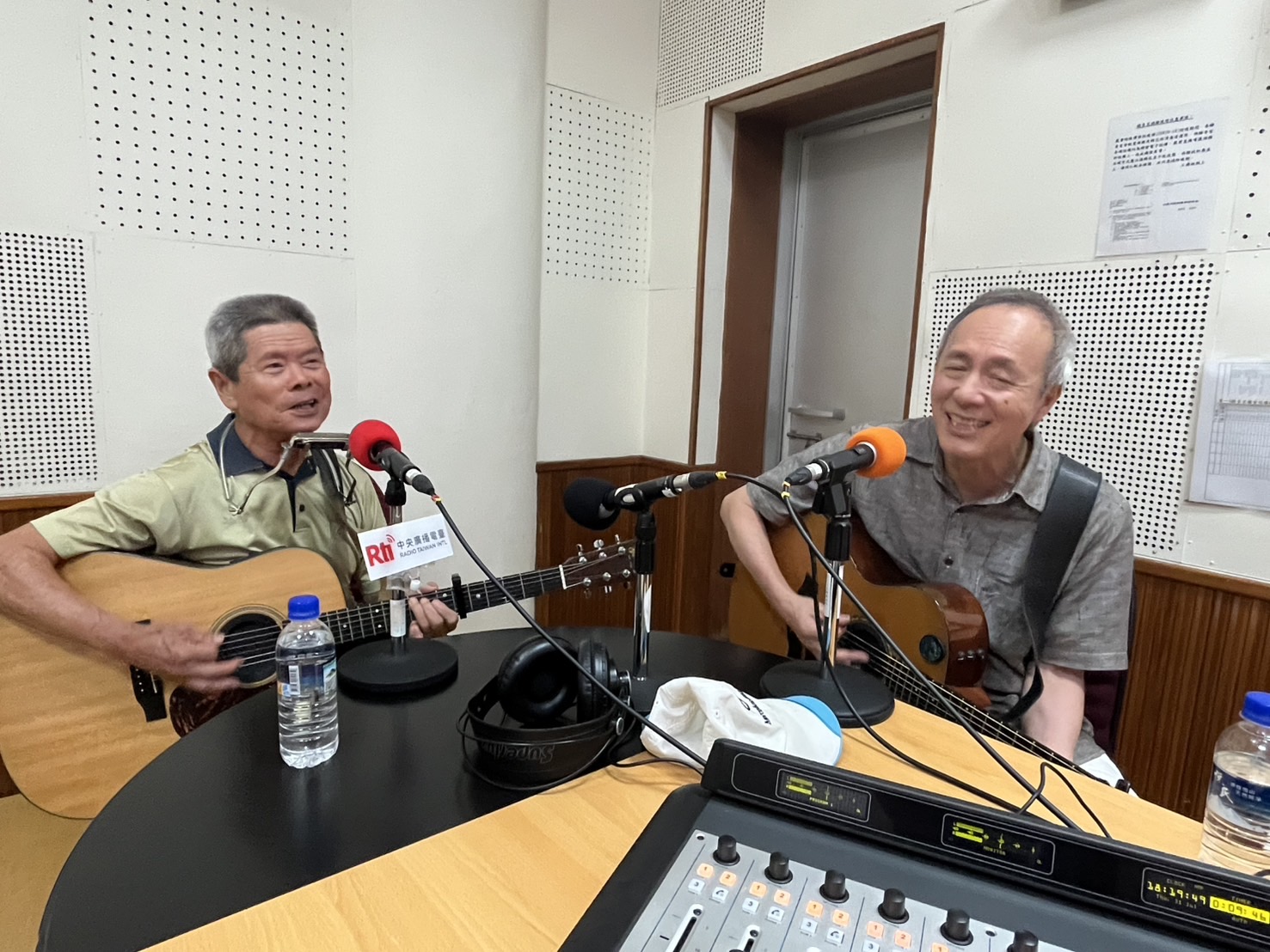 中華音樂人交流協會董事長吳楚楚與資深音樂人Michael, 以 「 清清楚楚二重唱」姿態， 數十年來持續引吭高歌。 